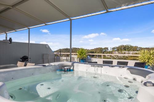 bañera de hidromasaje en la azotea de una casa en Penthouse 3804, en Coffs Harbour