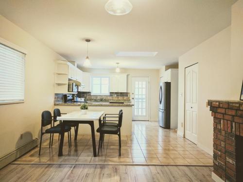 uma cozinha e sala de jantar com mesa e cadeiras em Welcome Home em Burnaby