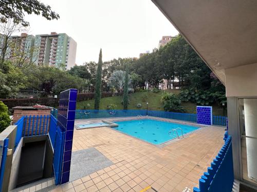 una piscina con una valla azul alrededor en Hermosa vista a la ciudad de Medellín, en Medellín
