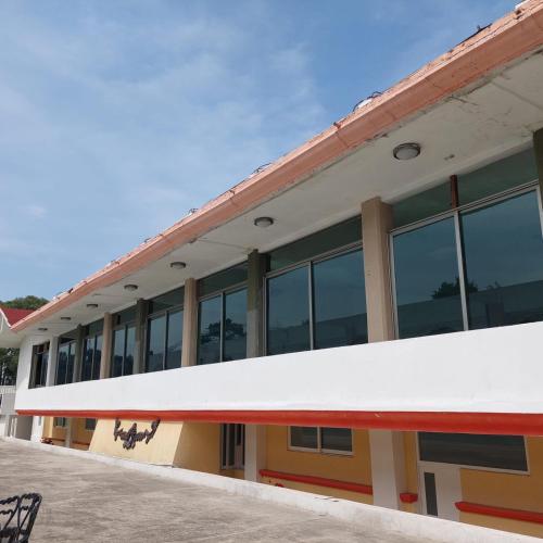 un edificio escolar vacío con techo rojo en Eva's paradise, en Zacatlán