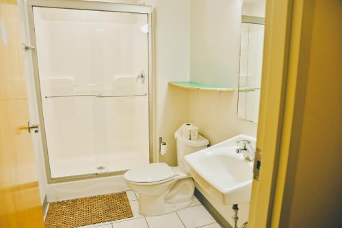 
A bathroom at The Cleveland Hostel and Guesthouse
