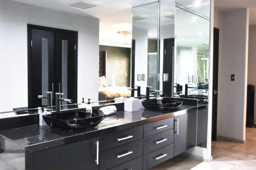 ein Badezimmer mit zwei Waschbecken und einem großen Spiegel in der Unterkunft Riviera De Rosarito in Rosarito