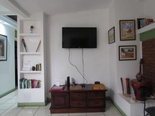 Hostel Shaktiにあるテレビまたはエンターテインメントセンター