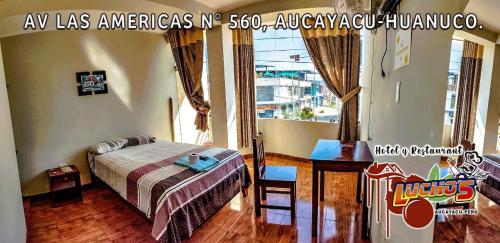 HOTEL LUCHO'S في Aucayacu: غرفة نوم بسرير وطاولة ونافذة