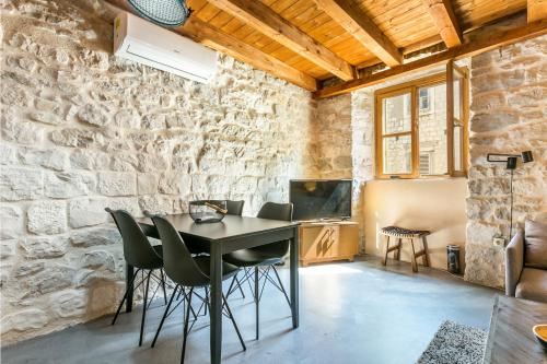 Apartments by the sea Kastel Stari, Kastela - 21199