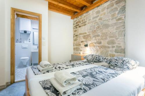 Apartments by the sea Kastel Stari, Kastela - 21199