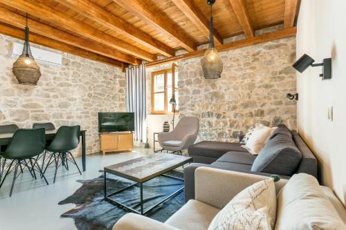 Apartments by the sea Kastel Stari, Kastela - 21199
