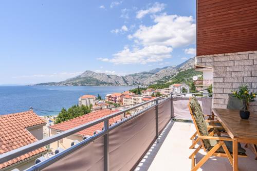 een balkon met uitzicht op de oceaan bij Villa Del Mar Omiš in Omiš