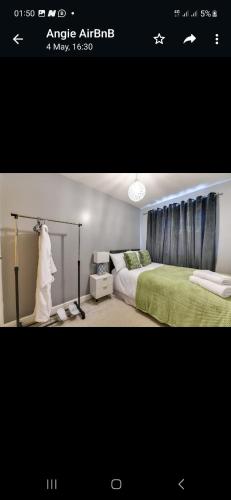 ein Schlafzimmer mit einem Bett mit einer grünen Decke in der Unterkunft Simitach Serviced apartments in Middleton