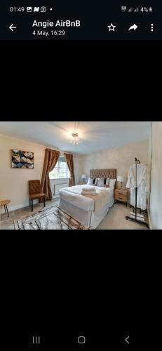 ein Schlafzimmer mit einem großen weißen Bett und einem Sofa in der Unterkunft Simitach Serviced apartments in Middleton