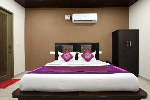 Ένα ή περισσότερα κρεβάτια σε δωμάτιο στο OYO The Platinum