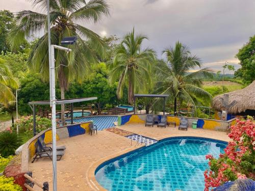 basen z palmami w ośrodku w obiekcie Finca Hotel California Doradal w mieście Doradal