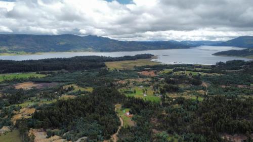an aerial view of a lake and trees at glamping casa blanca in Guatavita