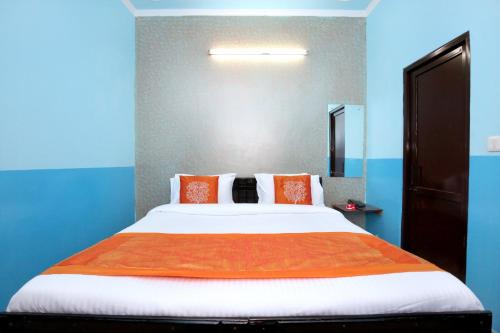Кровать или кровати в номере OYO Hotel Crystal