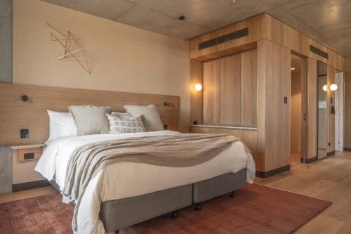 1 dormitorio con 1 cama grande en una habitación en Hotel Marvell Byron Bay, en Byron Bay