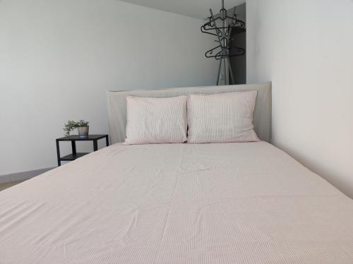 a white bed with white sheets and pillows at The Islands in Faro