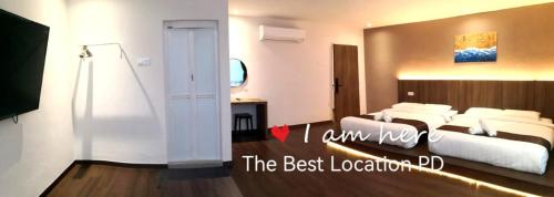Habitación de hotel con cama y espejo en THE BEST LOCATION en Port Dickson