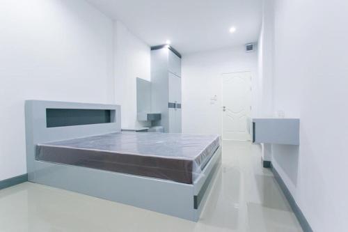 a white room with a bed and a sink at K&K Apartment in Bang Phli