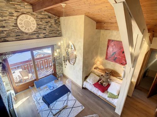 d'une chambre avec un ours en peluche sur un lit. dans l'établissement 2 pièces + mezzanine au pied des pistes à Combloux - FR-1-560-73, à Combloux