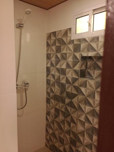 baño con ducha y ventana en Tákate DoS, en La Paloma