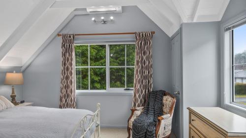 una camera da letto con un letto e una finestra di Dove Cottage a Bundanoon