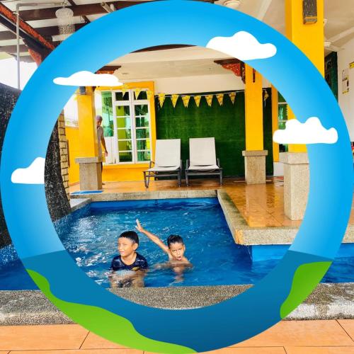 Dos niños nadando en la piscina del complejo en Ar-Rayqal Private Pool Homestay Pasir Gudang en Pasir Gudang