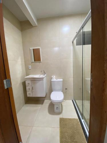 łazienka z toaletą i umywalką w obiekcie Apartamento Fruto da Terra 303 w mieście Caparaó Velho