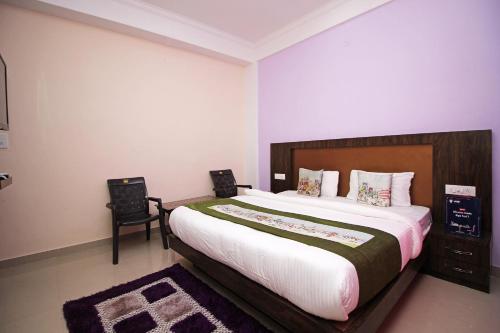 Säng eller sängar i ett rum på OYO Hotel Chandni