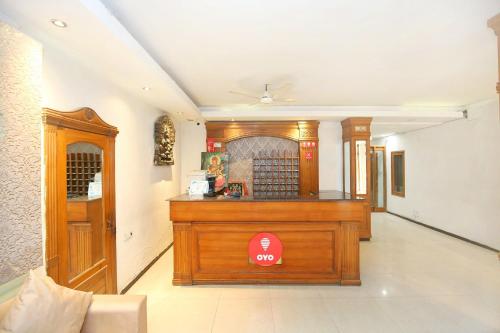um quarto com um bar no meio de um quarto em Hotel Queensland em Amritsar