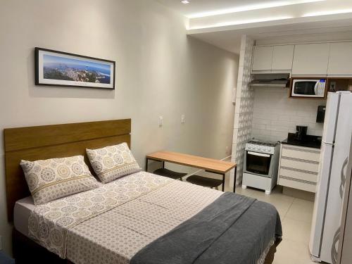 1 dormitorio pequeño con 1 cama y cocina en Loft Copacabana, en Río de Janeiro