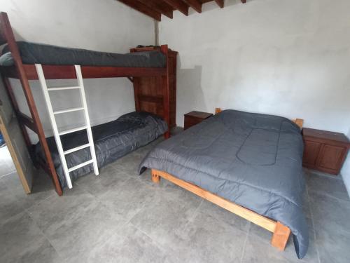 1 dormitorio con 2 literas y escalera en Quinta Luna Morada en General Rodríguez