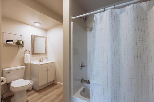 Un baño con inodoro blanco y ducha. en Sage Haven #3, en Johnson City