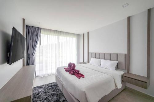 1 dormitorio con 1 cama grande con arco en Sevens Paradise Pool Villa - Koh Chang en Ko Chang