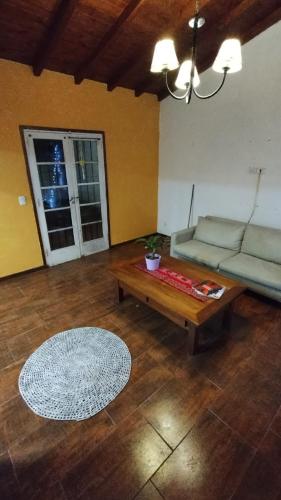 sala de estar con sofá y mesa de centro en Encanto de mar en Mar del Plata