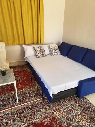 Postel nebo postele na pokoji v ubytování Lovely one-bedroom condo with garden view