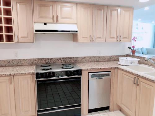 Una cocina o zona de cocina en Alupang Beach Tower, UPGRADED units