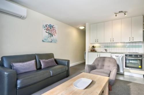 Una cocina o zona de cocina en The Whistler Holiday Apartments