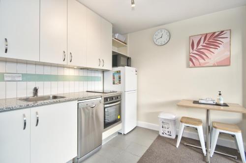 Una cocina o zona de cocina en The Whistler Holiday Apartments