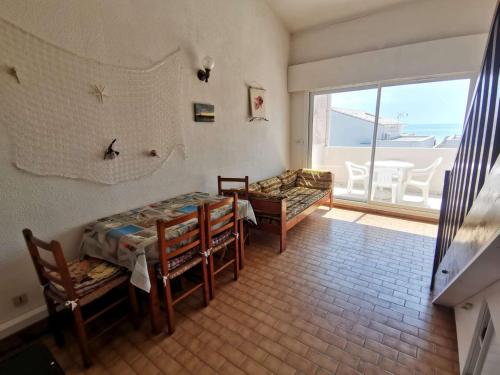 une chambre avec un lit et une chambre avec un balcon dans l'établissement Appartement 2 pièces proche plage avec terrasse - Parking inclus - FR-1-423-288, au Grau-dʼAgde
