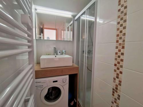 une salle de bain avec une machine à laver et un lavabo dans l'établissement Appartement 2 pièces proche plage avec terrasse - Parking inclus - FR-1-423-288, au Grau-dʼAgde
