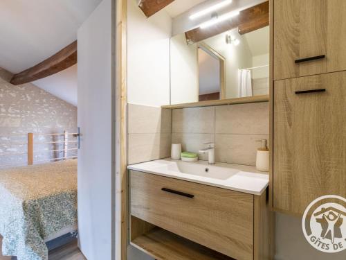 baño con lavabo y 1 cama en una habitación en Gîte Vaudelnay, 2 pièces, 2 personnes - FR-1-622-64, en Vaudelnay