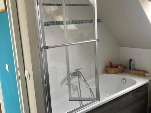 Koupelna v ubytování Maison Indépendante proche plages avec jardin et WiFi, Locmaria - FR-1-418-233