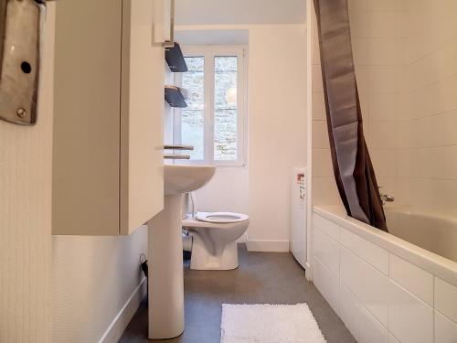 une salle de bain avec toilettes, lavabo et fenêtre dans l'établissement T2 cosy à 30m de la plage avec wifi au centre ville - FR-1-746-13, à Luc-sur-Mer