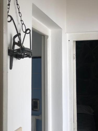 una luz colgando de una cadena junto a una puerta en La Colonial en Salta