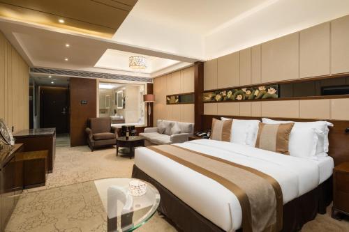 Katil atau katil-katil dalam bilik di Maoming International Hotel
