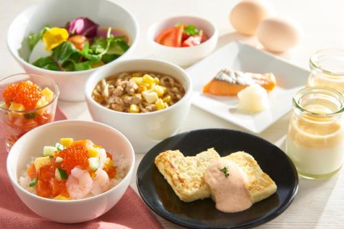 札幌的住宿－札幌東急REI飯店，一张桌子,上面放着一盘食物和一碗食物