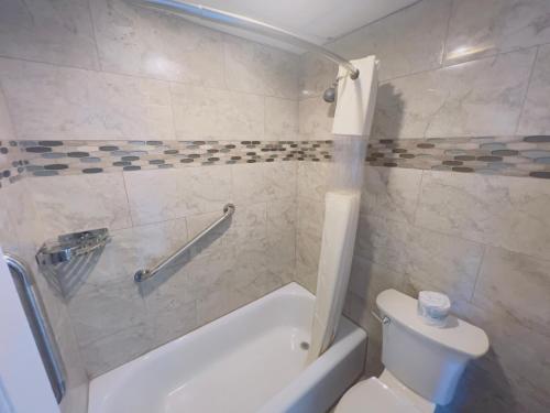 Ein Badezimmer in der Unterkunft Dry Dock Motel