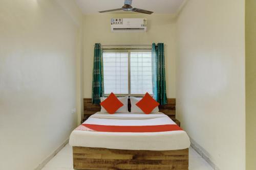En eller flere senger på et rom på OYO Aditya Service Apartment