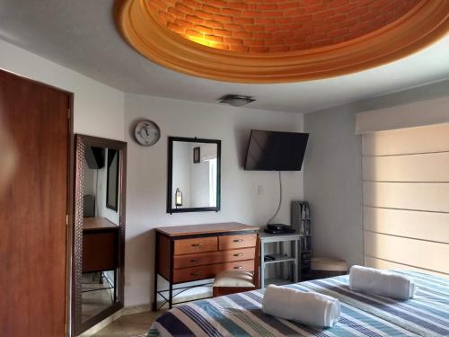 1 dormitorio con cama, tocador y espejo en 5ta. Xochimilco, en Ciudad de México