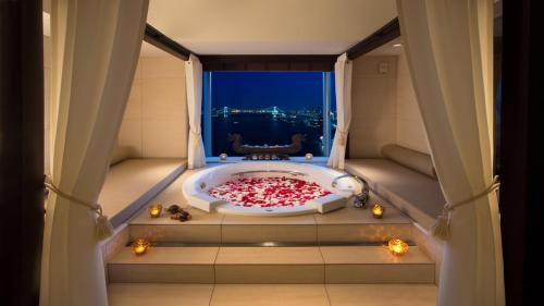 Katil atau katil-katil dalam bilik di InterContinental Tokyo Bay by IHG
